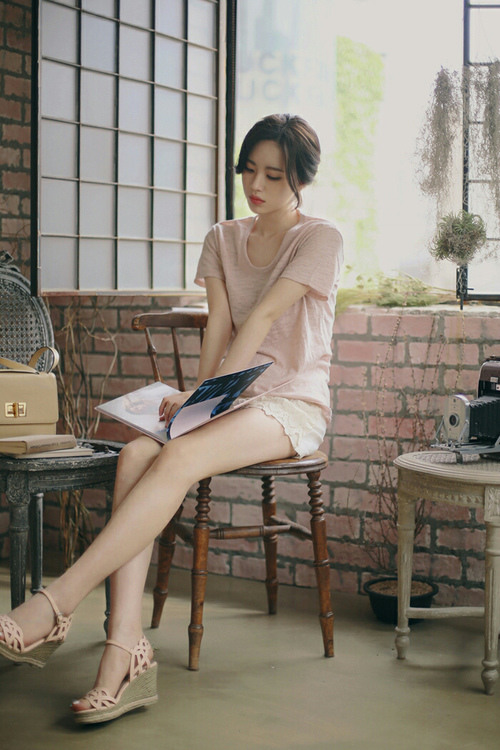 被口爆时按着头喝尿 与同桌停电在教室里弄