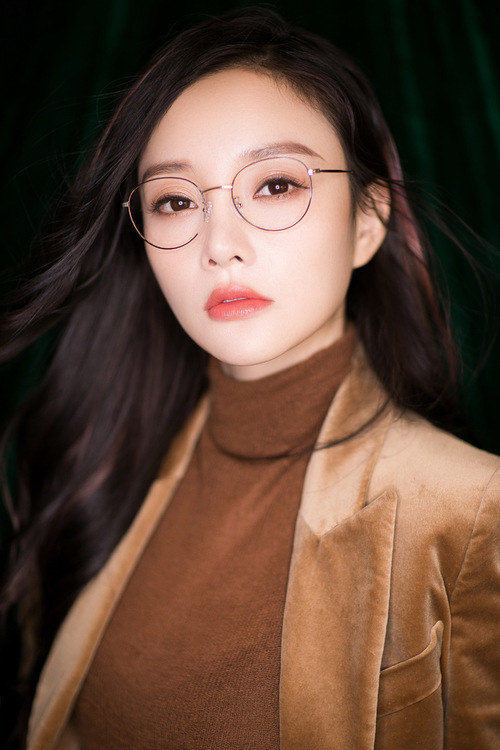 帮老师揉腿揉到裙子底下架起双腿,抵在墙上律动