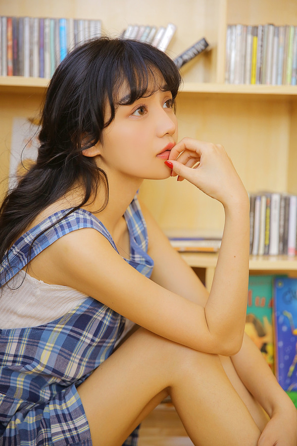 扯下她的肚兜吸吮乳计胸罩|闻香识女