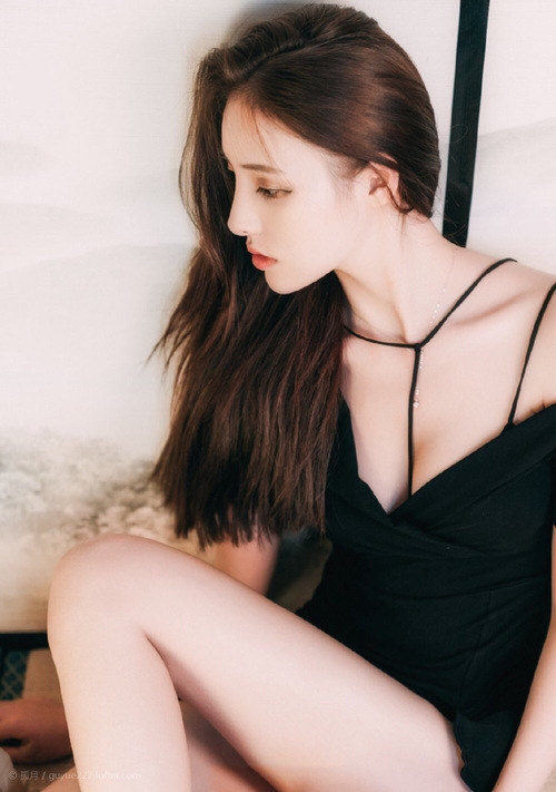 17岁表妹让我给她破苞,受不住玩弄的求饶