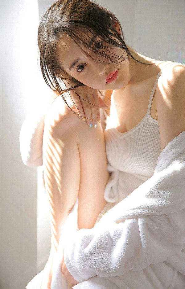 将她的臀部尽量的贴近自己_啊好大好深好烫_撑满了