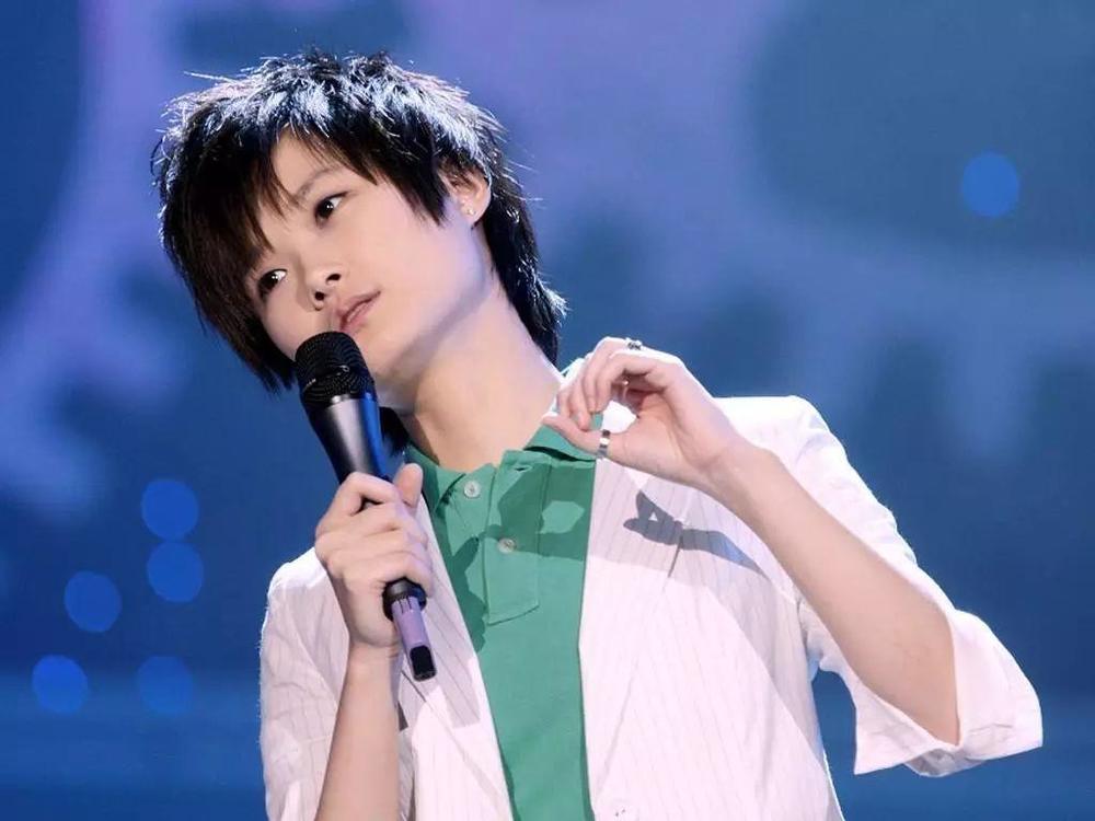 在这个人设频繁崩塌的年代,只有她是安全的