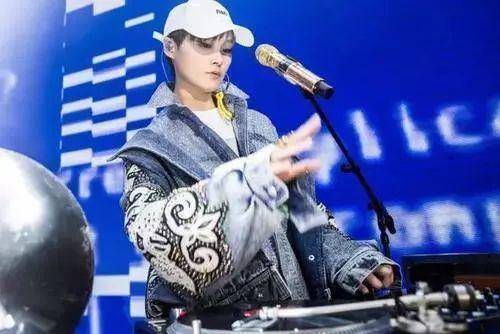 在这个人设频繁崩塌的年代,只有她是安全的