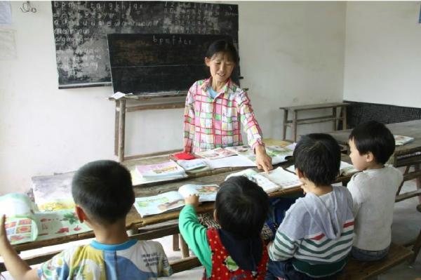 坚守在大山里的女教师:就算这儿只有一个孩子了我都要给他教了