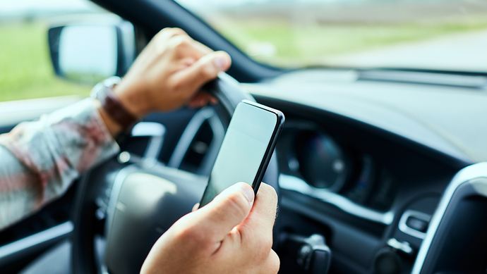 开车玩手机死亡,不过是人成为手机奴隶的一种极为严重的后果