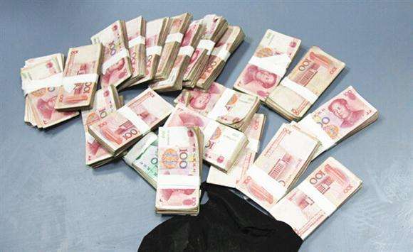 粗心乘客丢万元浑然不知,民警追上归还