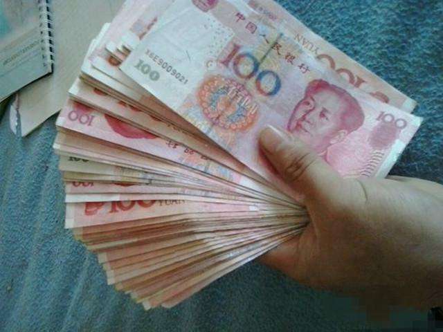 粗心乘客丢万元浑然不知,民警追上归还