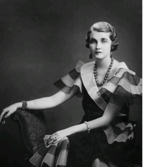 比杨超越更“锦鲤”的名媛:死时花光十亿遗产