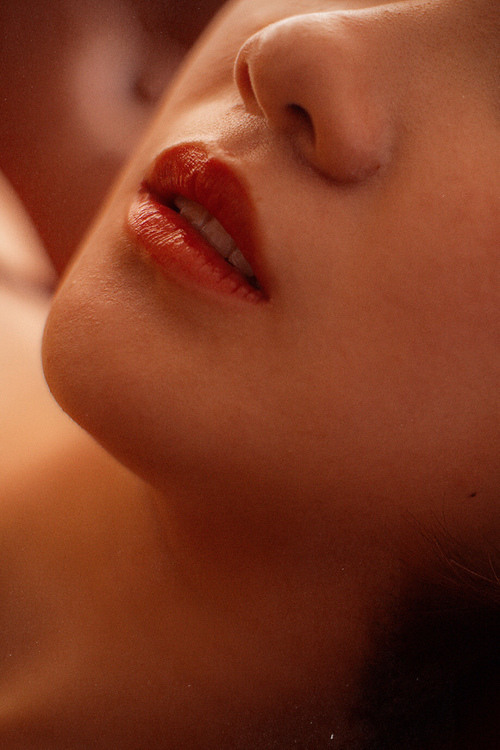 她会在雨季结束前离开,每一段相遇都是为了分离