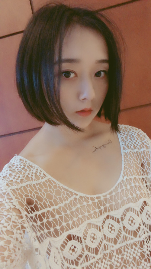 她会在雨季结束前离开,每一段相遇都是为了分离