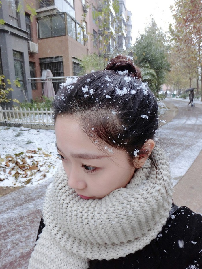 烛光闪烁人影婆娑,雪那么深下得那么认真