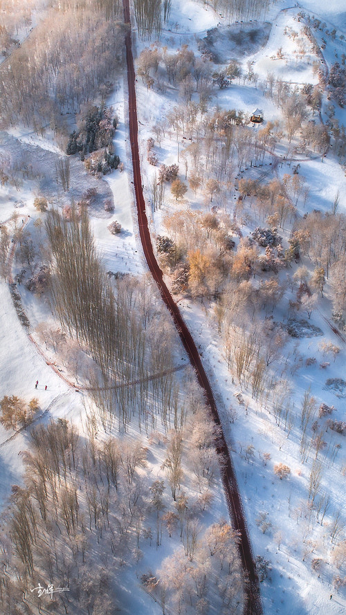 烛光闪烁人影婆娑,雪那么深下得那么认真