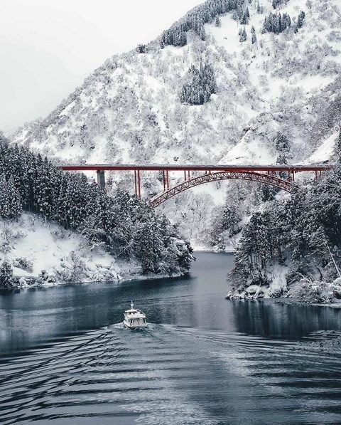 烛光闪烁人影婆娑,雪那么深下得那么认真