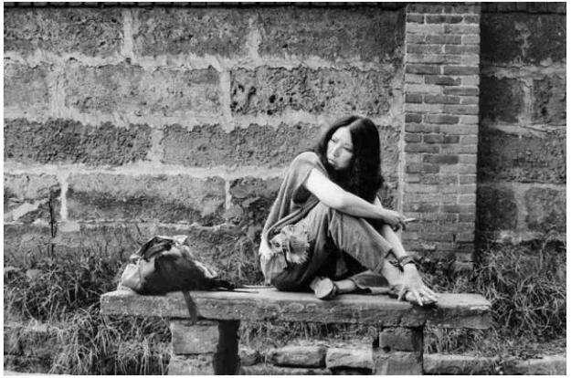 忘年虐恋:三毛为爱奔赴新疆,落寞回台湾后自缢身亡