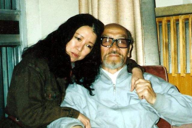 忘年虐恋:三毛为爱奔赴新疆,落寞回台湾后自缢身亡