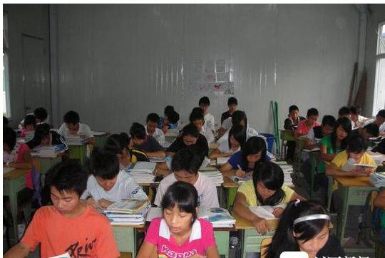 幸存少年的青春:一所震中学校的震后11年