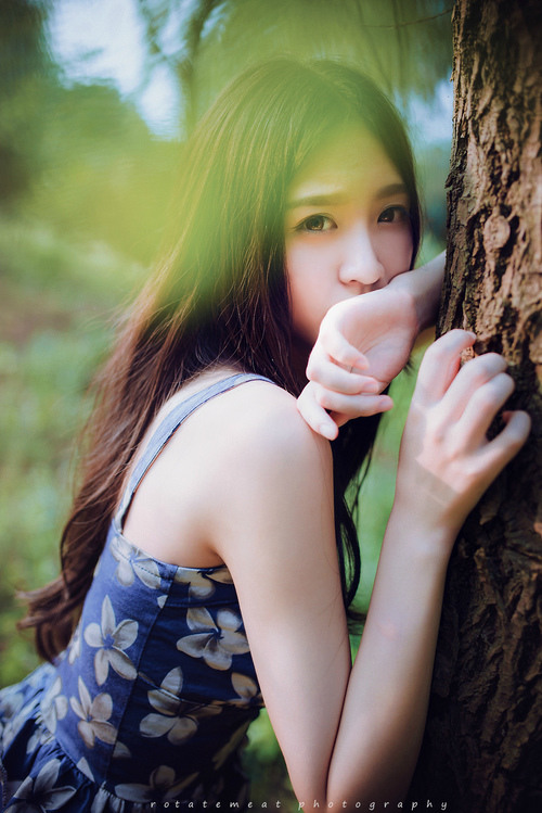 趴在墙上把腿张开求饶_美妇在男人胯下哀求