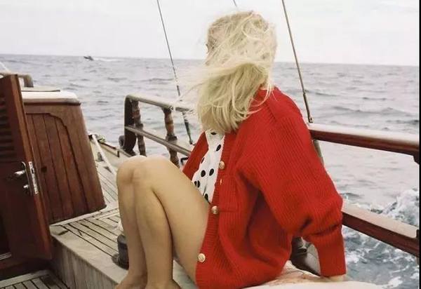 �ܵ���Ů�Ѱ��ϱ��ˣ�Сʮ���Ů�ѿ�����