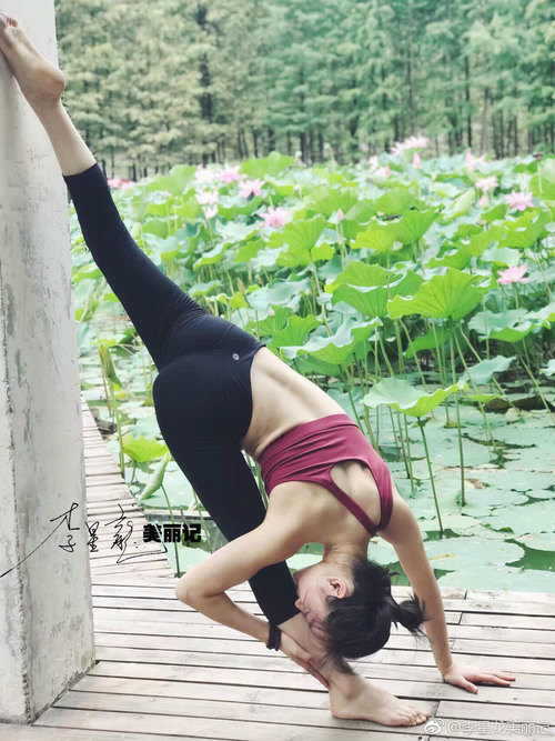 初中女生公交车_ 被各种工具调教花核