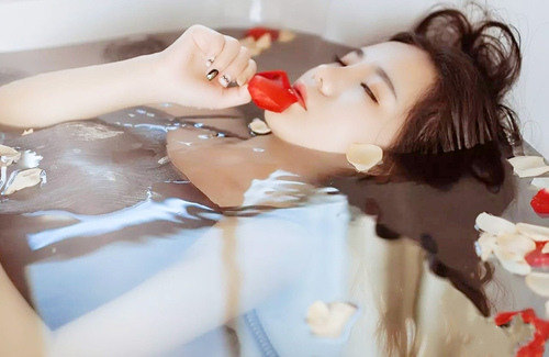 压住她的腿 撕开她的衣服 |下面能看流水的小黄文