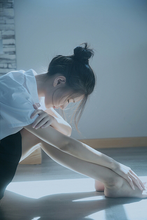 稚嫩的被两根粗大的| 被征服的女明星1至40章