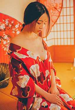 隔着肚兜吸吮米璐璐|校花的好大的奶 好爽