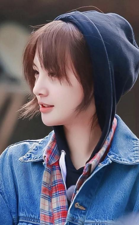 郑爽自黑,靠吃长胖想融入集体,还被成歧视乡巴佬