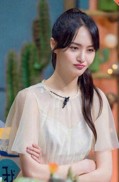 郑爽自黑,靠吃长胖想融入集体,还被成歧视乡巴佬