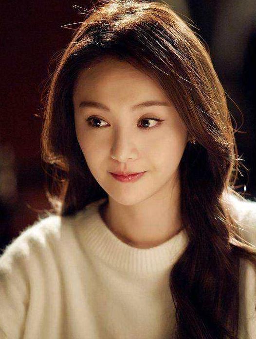 郑爽自黑,靠吃长胖想融入集体,还被成歧视乡巴佬