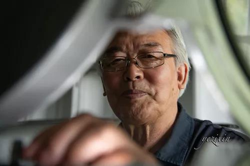 硬核老人:大连76岁大爷身挂“勿需让座”LED牌乘地铁