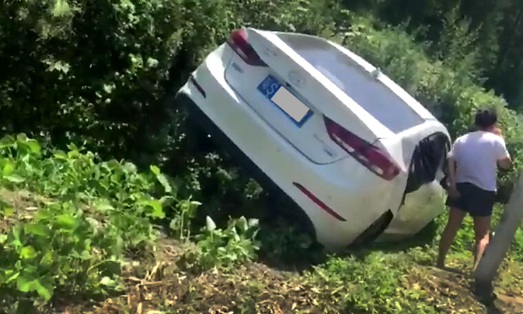 有惊无险!女司机驾车翻入陡坡,幸遇巡逻民警获救