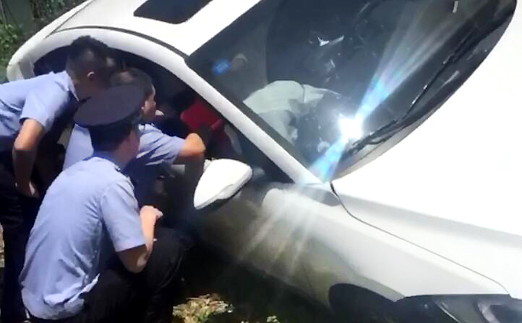 有惊无险!女司机驾车翻入陡坡,幸遇巡逻民警获救
