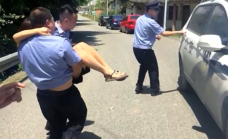 有惊无险!女司机驾车翻入陡坡,幸遇巡逻民警获救