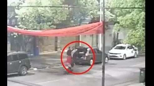 见义勇为!湖北27岁男子凌晨制止两盗贼被刺五刀,两嫌疑人被抓