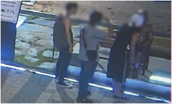 点击查看大图 韩日关系紧张,踩瘪印有日企商标的纸箱泄愤