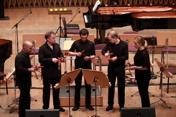 赖希的音乐,创造出音乐缓慢的位移感