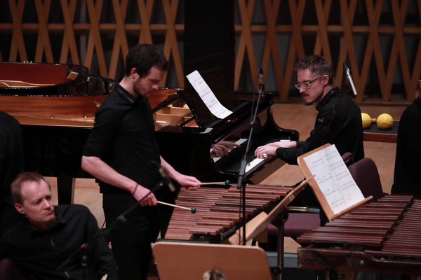 赖希的音乐,创造出音乐缓慢的位移感