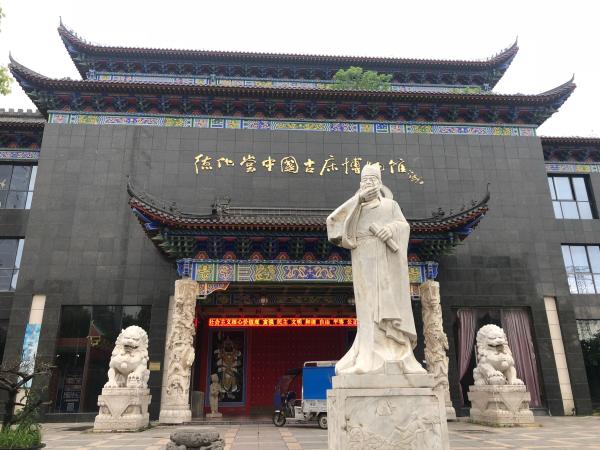 阴森、诡异的古床博物馆:是博物馆还是酒店