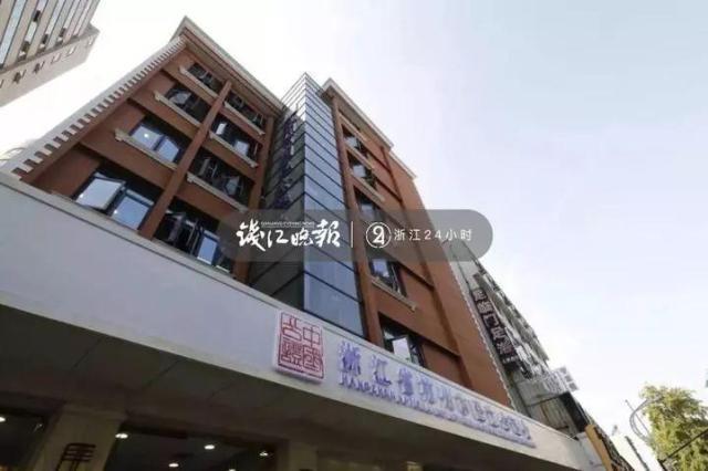 “渐冻人”女子要卖套房子治病:丈夫说总要先考虑女儿