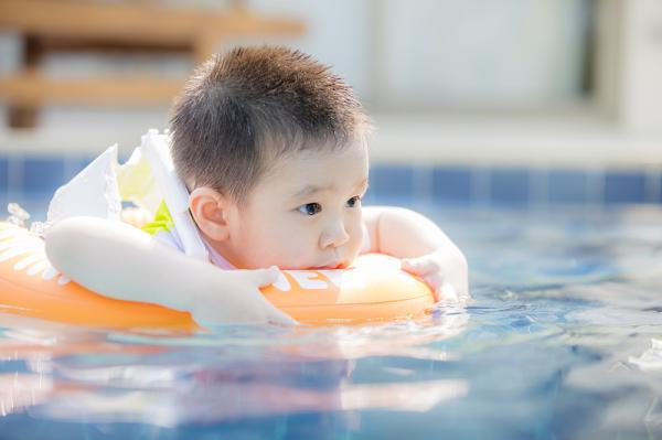 孩子游泳后眼睛为什么发红?水里会有次氯酸