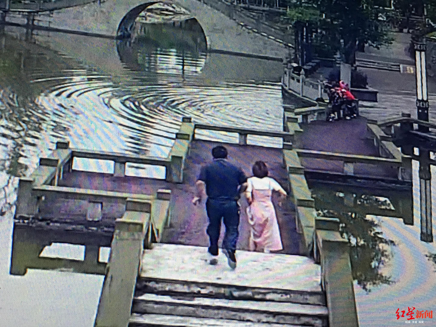 栏杆高度42公分:质疑景区存安全隐患