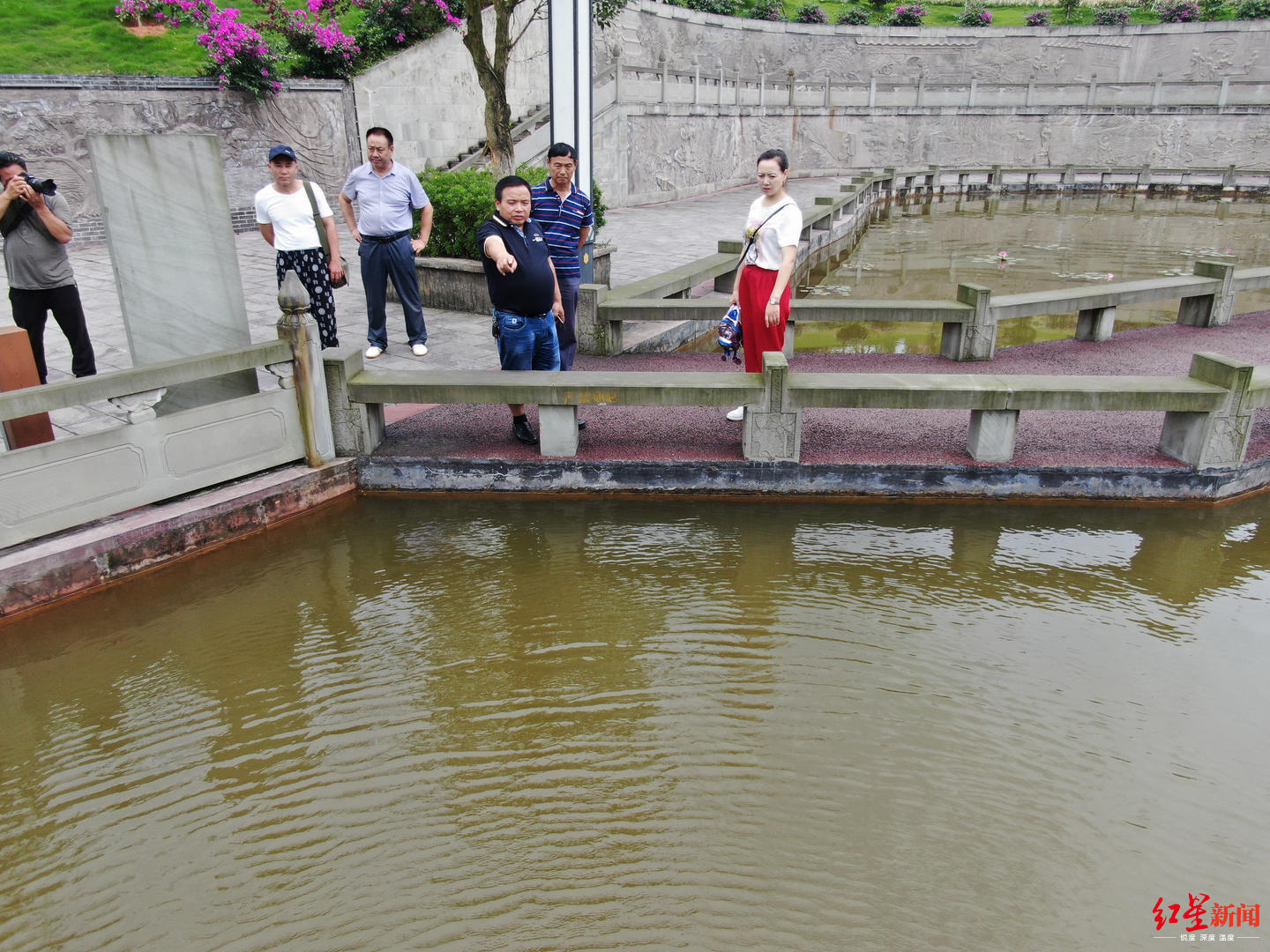 栏杆高度42公分:质疑景区存安全隐患