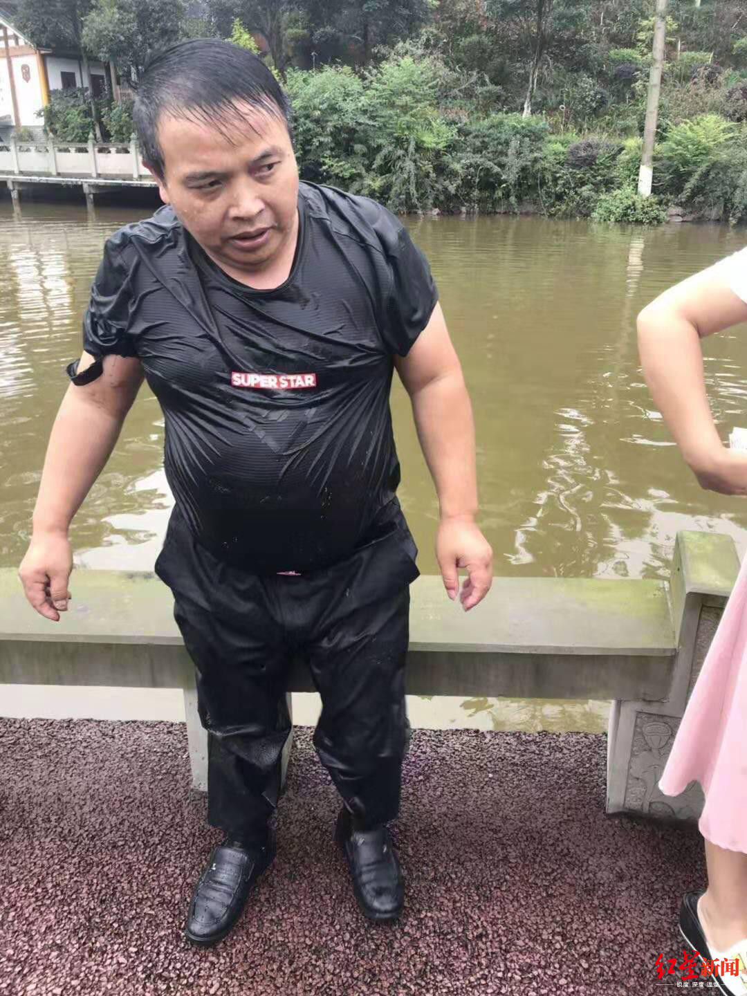 栏杆高度42公分:质疑景区存安全隐患