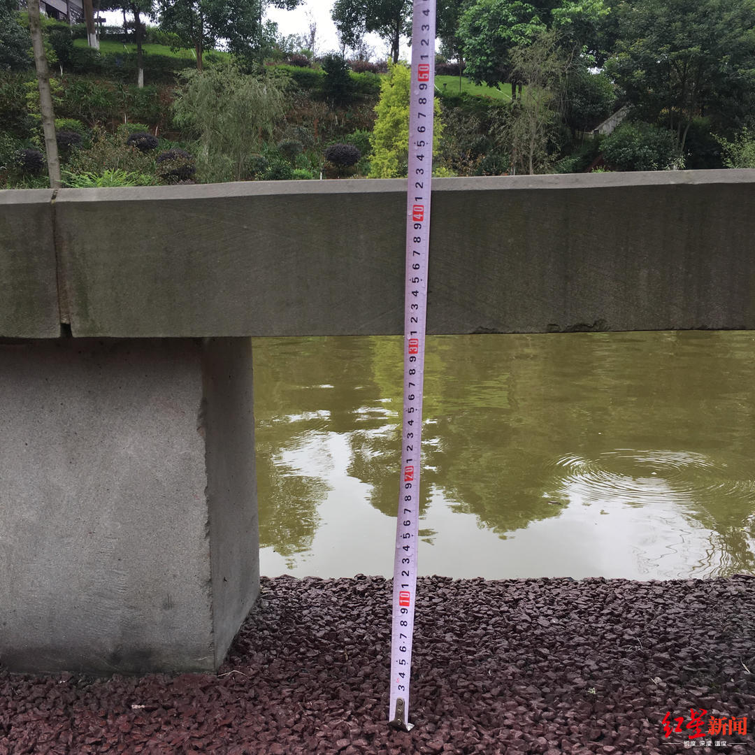 栏杆高度42公分:质疑景区存安全隐患