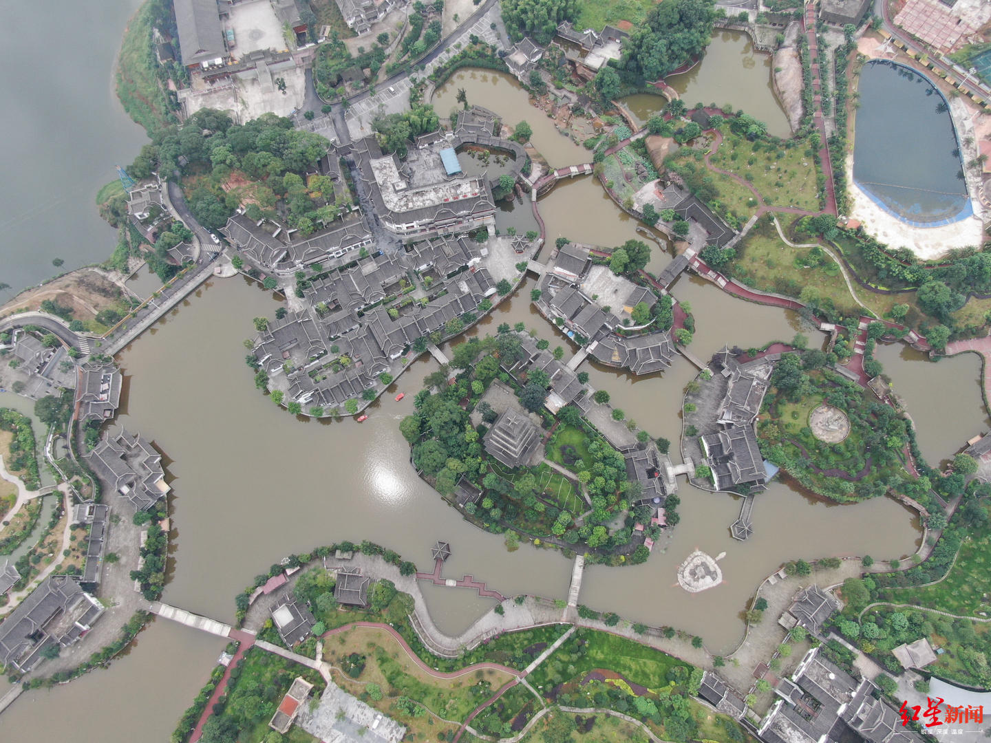 栏杆高度42公分:质疑景区存安全隐患