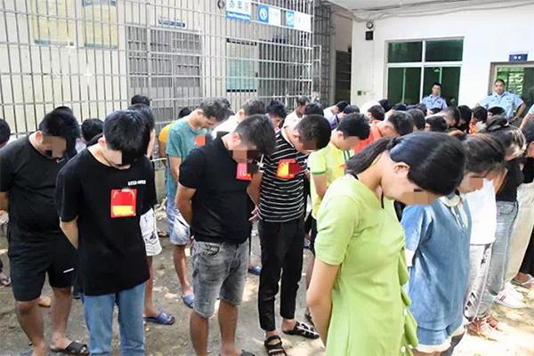 微信佯装美女,向中小学生借取二维码五月流水过百万