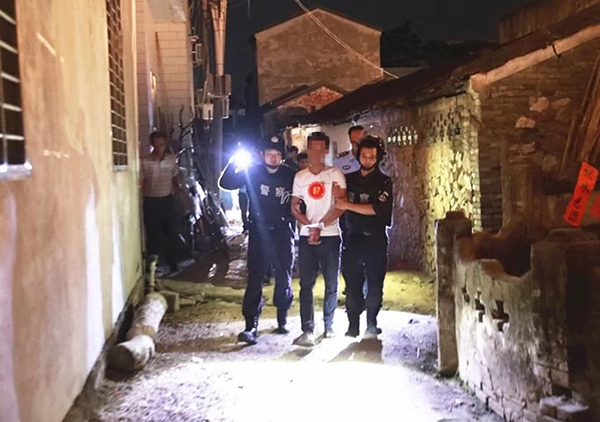 微信佯装美女,向中小学生借取二维码五月流水过百万