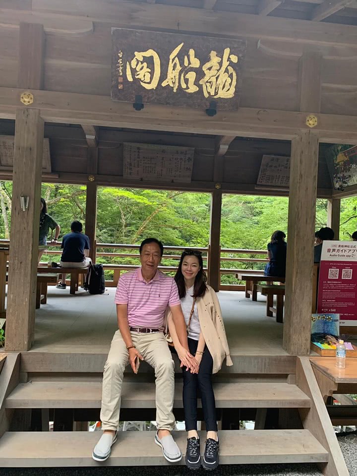 粉丝呼唤郭台铭“回来”_自曝:我目前人在日本