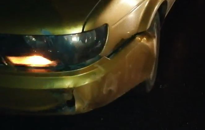 断片儿!福克斯连撞11节隔离带,自己都不知道咋回事