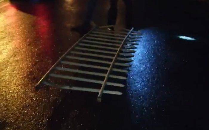 断片儿!福克斯连撞11节隔离带,自己都不知道咋回事